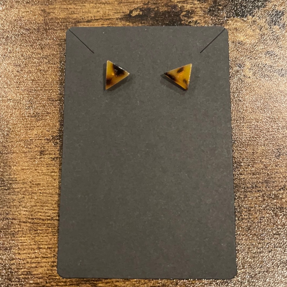 Mini tortoise shell triangle stud earrings